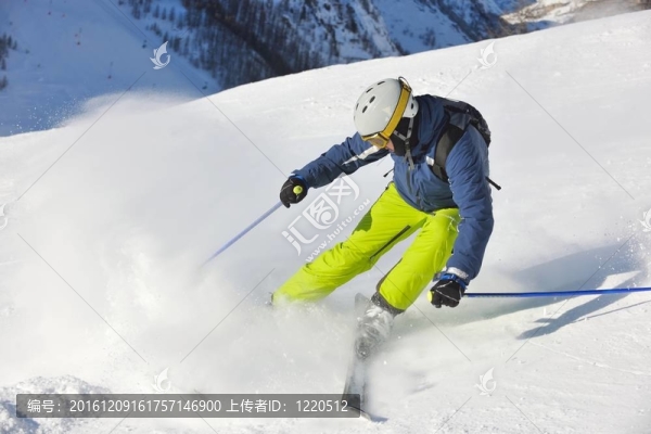 在晴朗的日子里在冬天的雪上滑雪