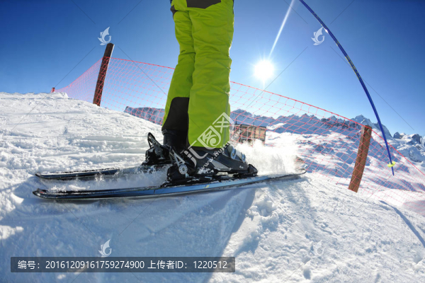 在晴朗的日子里在冬天的雪上滑雪