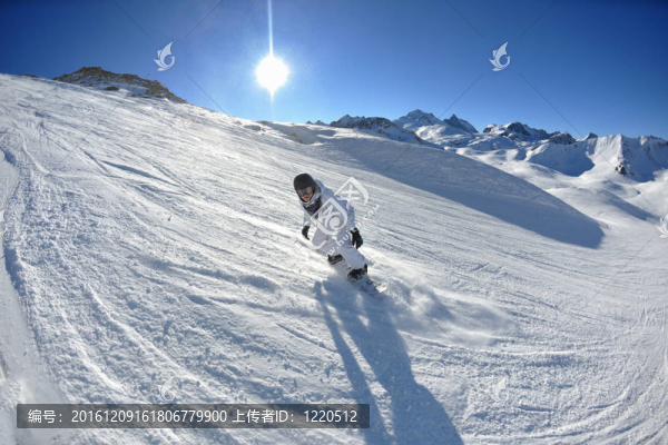 在晴朗的日子里在冬天的雪上滑雪