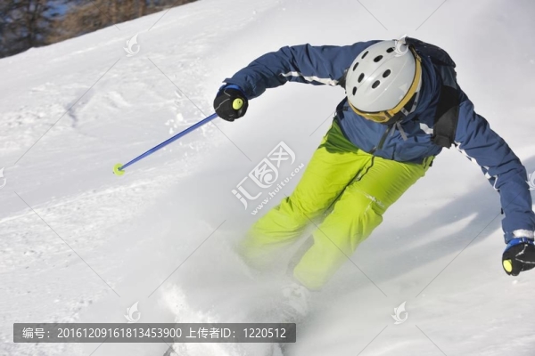 在晴朗的日子里在冬天的雪上滑雪