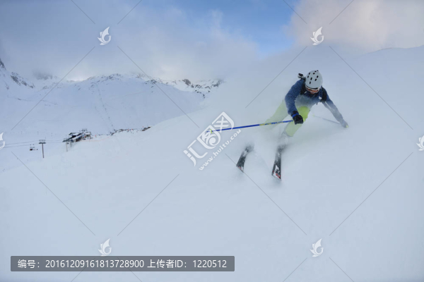 在晴朗的日子里在冬天的雪上滑雪