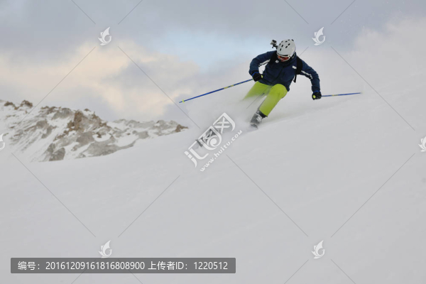 在晴朗的日子里在冬天的雪上滑雪