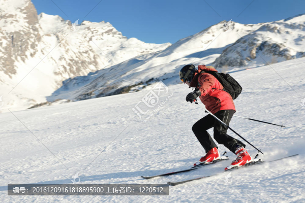 在晴朗的日子里在冬天的雪上滑雪