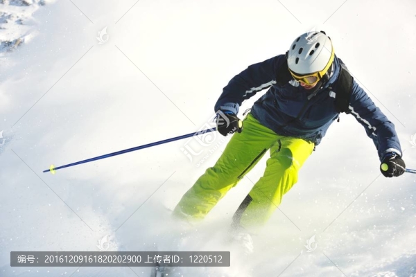 在晴朗的日子里在冬天的雪上滑雪