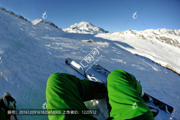 在晴朗的日子里在冬天的雪上滑雪