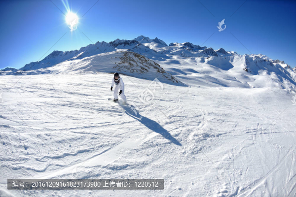 在晴朗的日子里在冬天的雪上滑雪