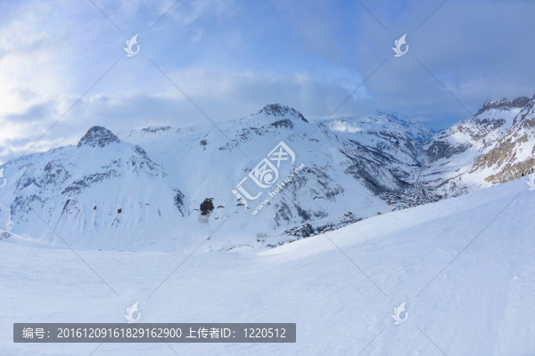 在晴朗的日子里在冬天的雪上滑雪