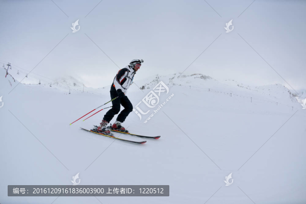 在晴朗的日子里在冬天的雪上滑雪