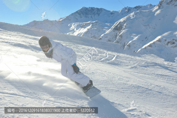 在晴朗的日子里在冬天的雪上滑雪