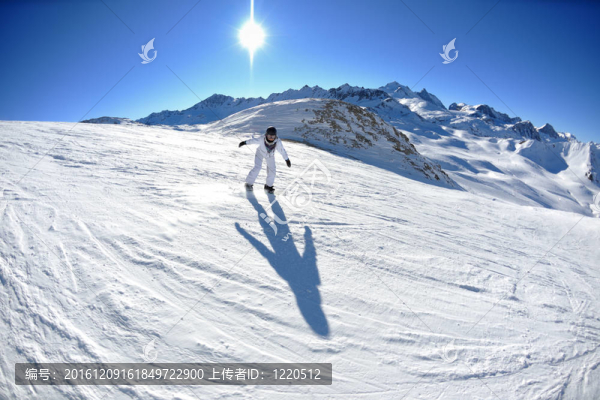 在晴朗的日子里在冬天的雪上滑雪