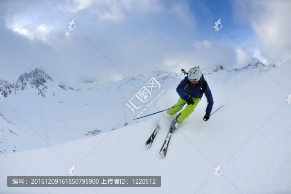 在晴朗的日子里在冬天的雪上滑雪