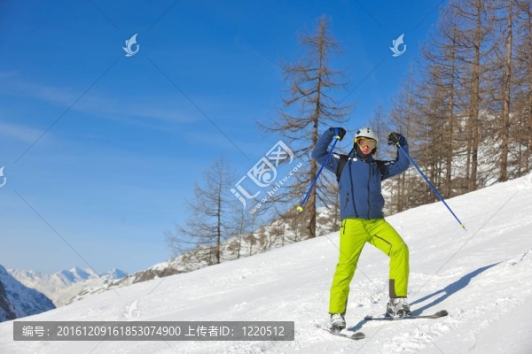 在晴朗的日子里在冬天的雪上滑雪