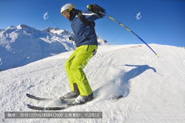 在晴朗的日子里在冬天的雪上滑雪