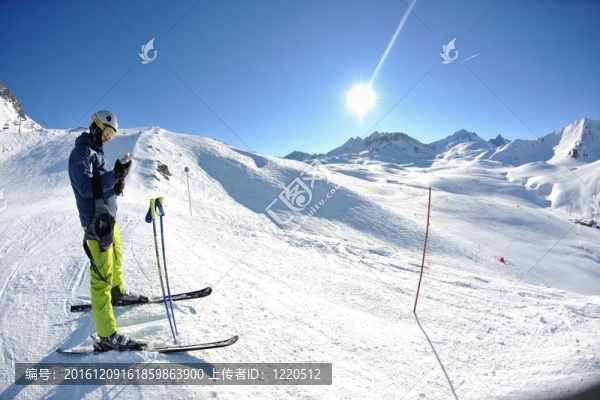 在晴朗的日子里在冬天的雪上滑雪