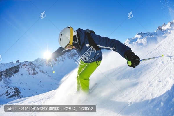 在晴朗的日子里在冬天的雪上滑雪