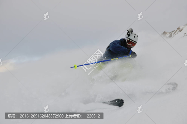 在晴朗的日子里在冬天的雪上滑雪
