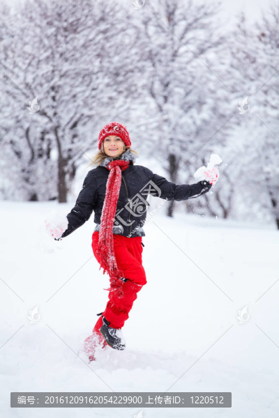 雪中奔跑的女人