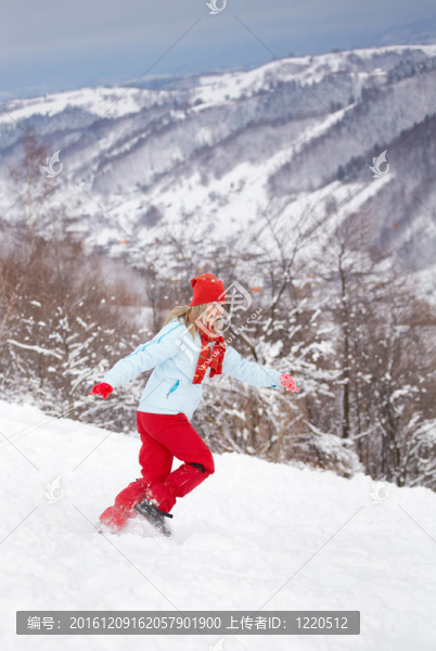 雪中奔跑的女人