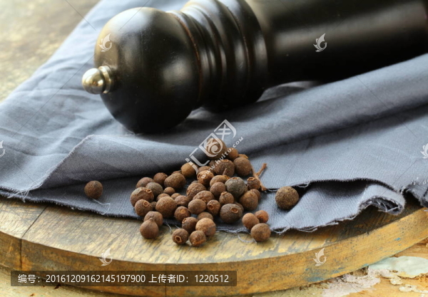 黑胡椒堆在木板上