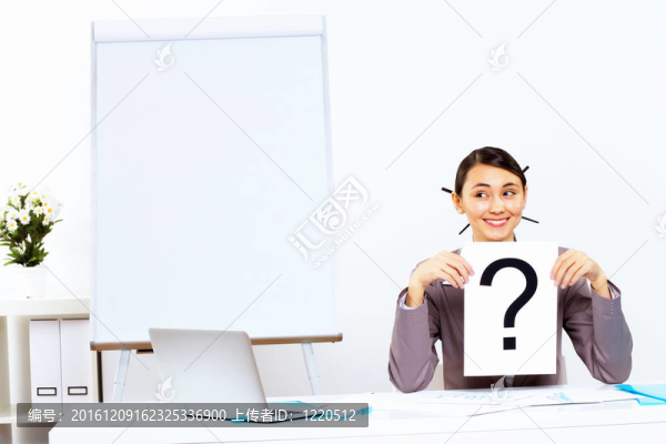 年輕女性在辦公室里產(chǎn)生想法