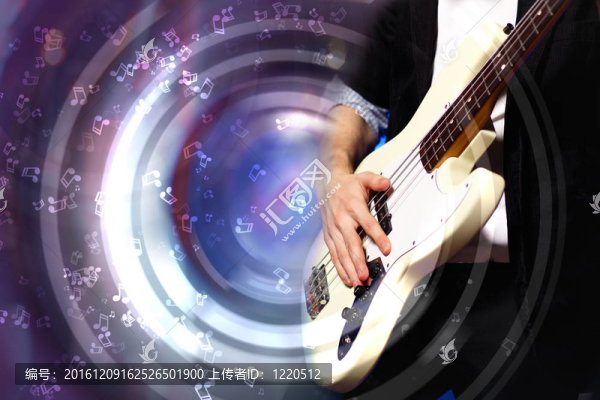 年輕吉他演奏者在夜總會表演