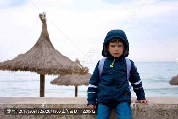 可愛(ài)的男孩在海灘上；西班牙