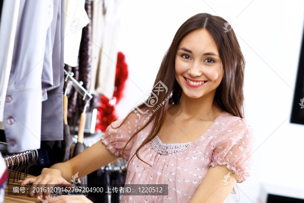 年輕女人在商店里買衣服