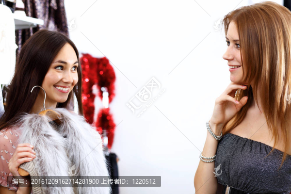 年輕女人在商店里買衣服
