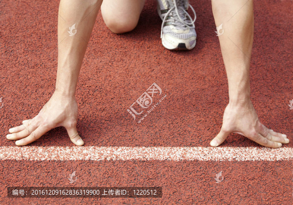 球場(chǎng)起跑線上的運(yùn)動(dòng)員