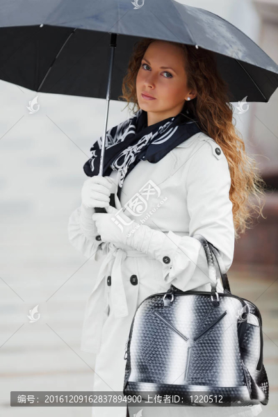 打著雨傘的女人
