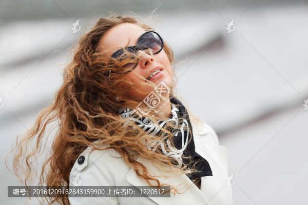 風中的女人