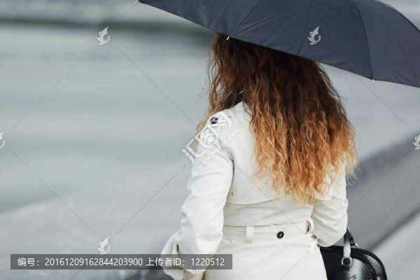 打著雨傘的女人