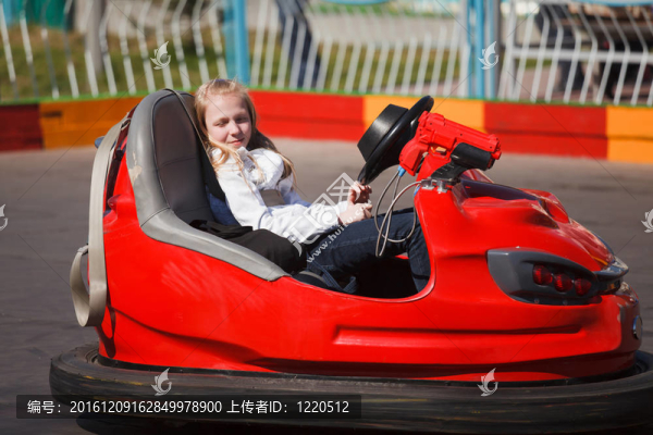 睡在碰碰車里的少女