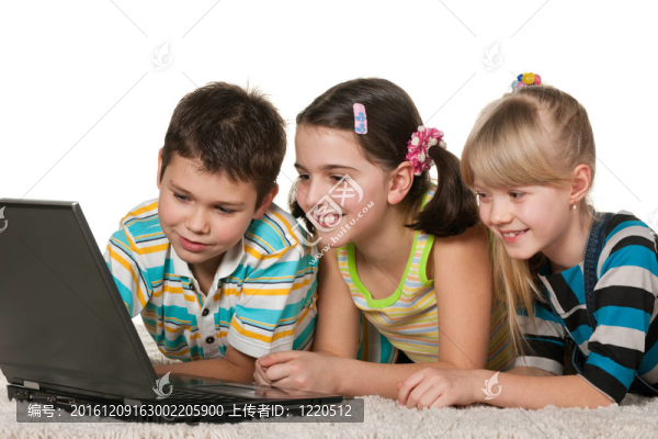孩子在地毯上的筆記本電腦