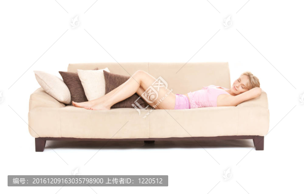 睡在沙發(fā)上的女人