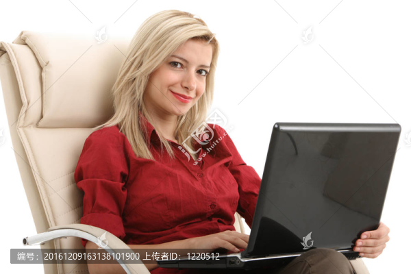 在舒適的椅子上工作的女孩