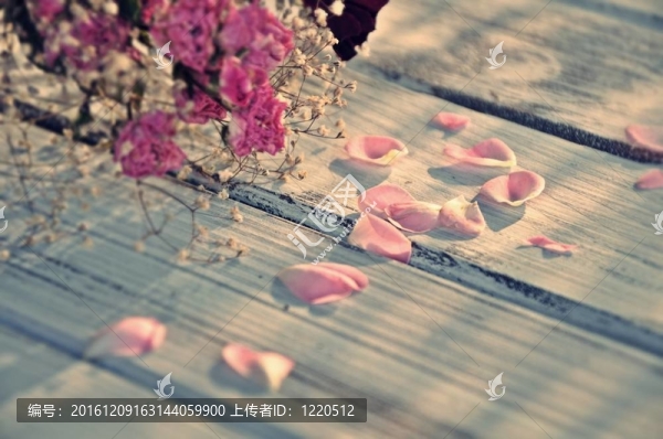 粉紅色玫瑰花瓣和干花束