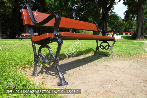 公園的長椅上