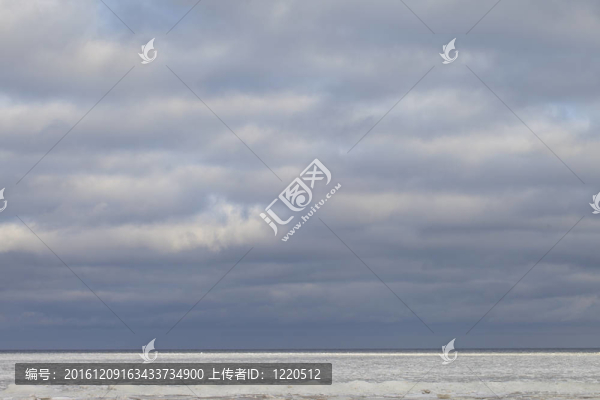 冰冷的大海。