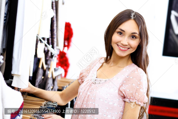年輕女人在商店里買衣服