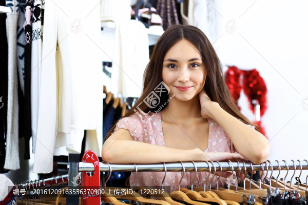 年輕女人在商店里買衣服