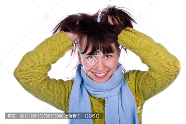 一個穿著羊毛衫和圍巾的年輕女孩