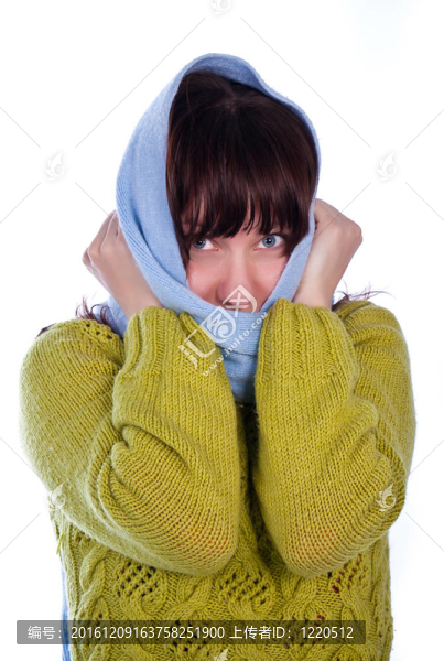 一個穿著羊毛衫和圍巾的年輕女孩