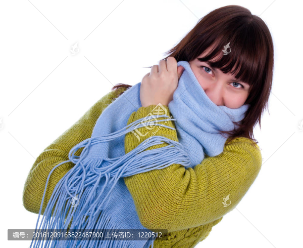 一個(gè)穿著羊毛衫和圍巾的年輕女孩