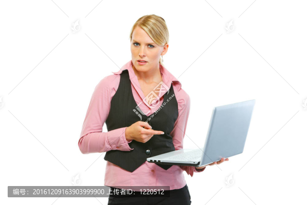 麻煩的女性員工指著筆記本電腦屏幕