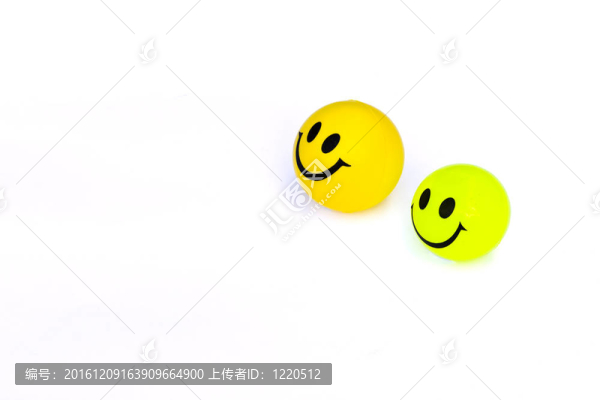 白色背景上黃色和綠色的微笑球