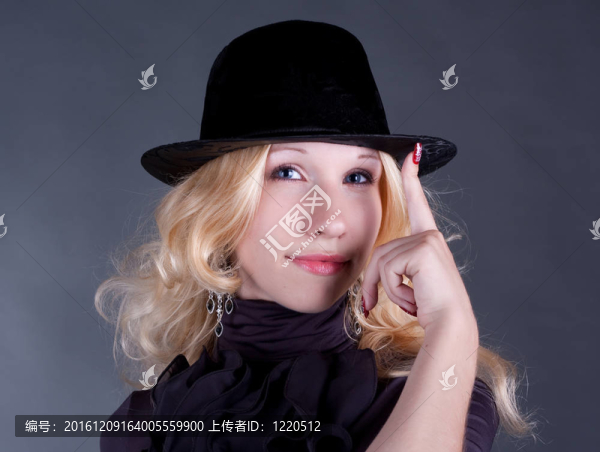 一個(gè)漂亮的金發(fā)女郎的肖像