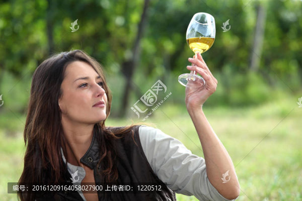 帶酒杯的女人
