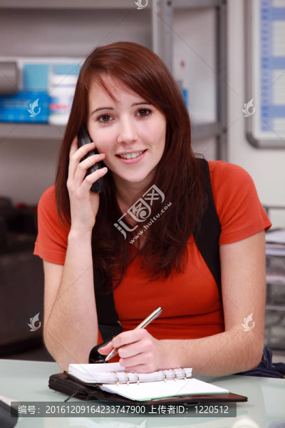黑發(fā)女人接電話