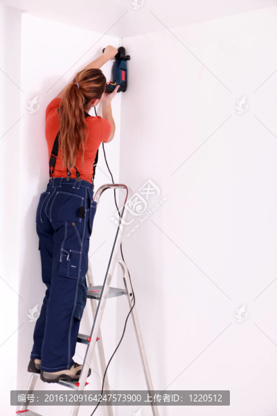 女鉆屋頂